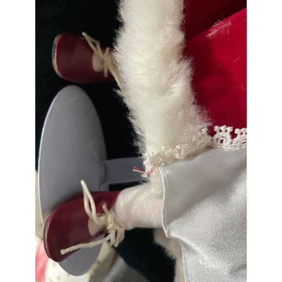 Two Porcelain Winter Dolls blonde in Green and brunette in Red 16” EUC - Picture 10 of 16